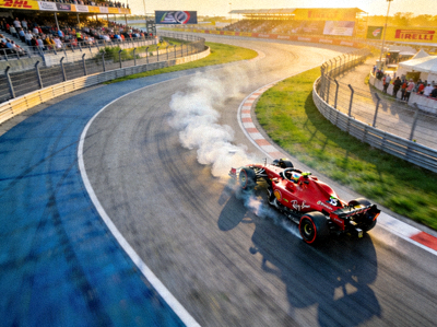 F1大奖赛赛道俯瞰图，赛车在弯道疾驰