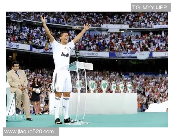 现役足球球星排名第三是谁他在赛场上的影响力与成就分析